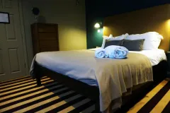 424458600